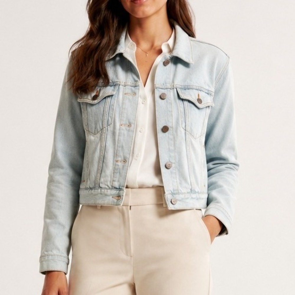 Club Essentiale Light‎ Wash Distressed Denim Trucker Jacket Cropped Women Boxy